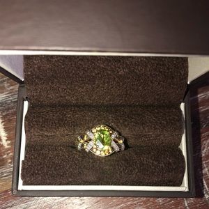 Beautiful 14K gold and peridot ring